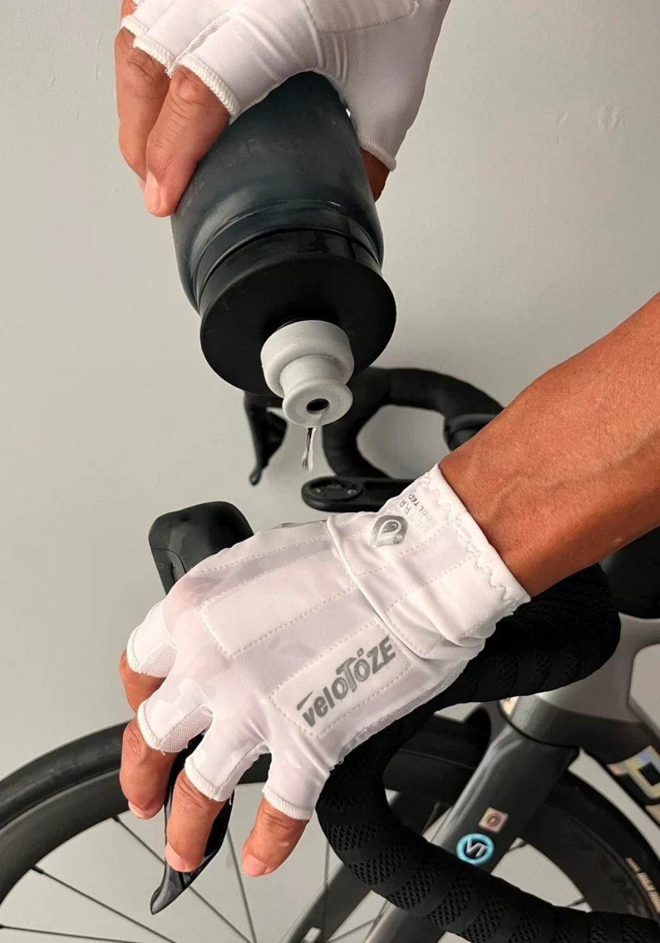 GLACIER Gloves from Ultra Cool Tech (Arctic White)